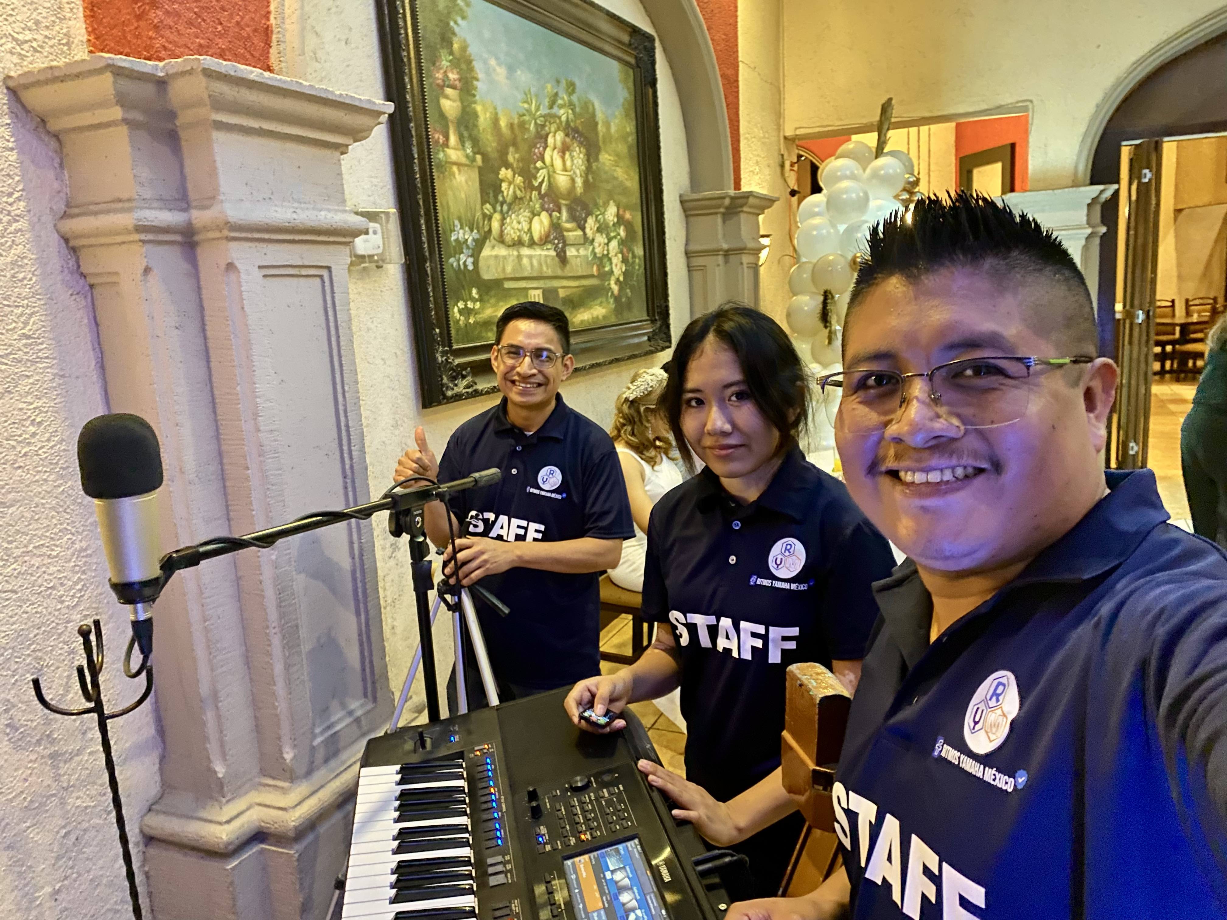 Equipo RYM tocando un teclado arranger Yamaha en un evento en vivo